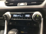 EVモード中でも、エンジンを可能な限り作動させず、省電力で車内を暖め、EV走行距離への影響の少ないヒートポンプオートエアコン!乗車前からエアコン操作が可能なリモートエアコンシステムも搭載!