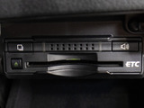 コンソール内一体型のビルトインETC装備!見た目の部分も良いですが、ETCカードの盗難防止になる設置箇所です!料金所の渋滞回避!時間帯・日によって料金の軽減を受けられます!ストレス知らずのドライブ!