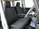 運転席のスペースはゆったりしていて、視界も広く確保されているので普段の運転からロングドライブまで快適です。