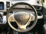 インテリアに合わせたデザインのステアリングは、運転される方のことも考え、運転しやすい形状、大きさです。是非一度、実際に触ってお確かめください。