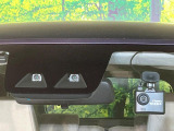 【スマートアシスト】走行中に前方の車両等を認識し、衝突しそうな時は警報とブレーキで衝突回避と被害軽減をアシスト。より安全にドライブをお楽しみいただけます。