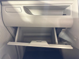【グローブボックス】大容量のグローブボックスです!!車検証ケース他、日頃使う小物類の収納スペースもたくさんあります!//