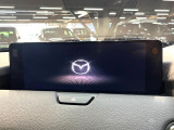【12.3インチマツダコネクト】車内の雰囲気にマッチした大型ディスプレイ。スマホ接続でのナビ使用やBluetooth再生等、様々な機能が楽しめます。直感的なダイヤル操作が可能で、使い勝手も良好です。