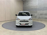 お車購入のポイントとなるフロントマスクです!シャープな目つきが印象的なデザインのヘッドランプです。