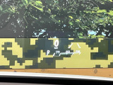 【カラーヘッドアップディスプレイ】現在の速度や走行情報をデジタル表示で運転席前方のガラスに投影!カラー付きで視認性も高く、運転中目線をずらさず必要な情報を確認できるのでとっても便利で安心!