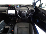 革巻き(合皮製)ステアリングで快適な操作性の運転席です。
