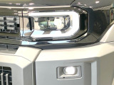 【LEDヘッドライト】悪天候や夜間走行時も良好な視界を確保し安心して運転できる高輝度LEDヘッドライトを装備!点灯速度が早く、消費電力も抑えられています。