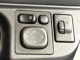 【電動格納ミラー】サイドミラーは電動格納式となっており、狭い駐車場でもキズがつくリスクを抑えられます。