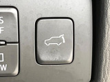 【パワーバックドア】スマートキーや運転席のボタンを押すだけでリアゲートが自動で開閉します!荷物を持っている時や、高い位置にあるバックドアを閉める際に便利な機能です♪