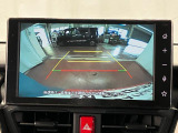 【バックカメラ】 駐車時に車両後方の様子を見ることができるので、運転の不安を軽くします。