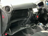 【グローブボックス】車検証や保険証、保険関連書類、整備用グローブなどの必要書類・小物を、助手席から運転席へすぐに取り出せる場所に整理して保管できます。車内の小物整理に役立ちます!