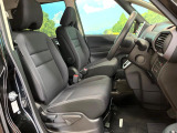 運転席まわりには十分なスペースがあり、大柄な方でもゆったり運転していただける環境です。