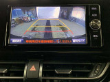 ディスプレイに後方の視界を表示し、車庫入れをサポート「距離目安線」「車幅延長線」およびステアリング操作に連動する「予想進路線」を画面に表示します。※必ず車両周辺の安全を直接確認してください。
