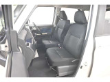 足元がフラットになっているので運転席から助手席への移動も楽にできます(^^)