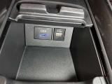 スマホやiPodを直接カーオーディオに接続できるAUX・USB端子や、携帯の充電などに便利なUSBポート(USB Type-C)を装備!車内にあると便利なアイテムのひとつですね