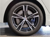 【BMWアロイホイル】軽量かつ強度に拘ったアロイホイル。走行性能ポテンシャルを引き出す設計。車の足元を引き締めてくれる大きなポイントはアロイホイルです。