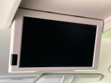【後席モニター】家族や友人とお出かけする機会が多い方に大人気の後席モニターを装備!見やすい位置に画面がありテレビやDVDの視聴も快適!友達もお子様も、後席にしか乗らなくなるかも??