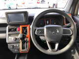 運転中も見やすいセンターメーター。