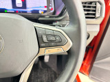 マルチファンクションスイッチつきの本革巻きステアリングは、より安全な長時間ドライブをサポートします。
