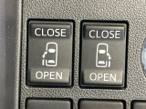 【両側パワースライドドア】スマートキーや運転席のスイッチで後席両側スライドドアの開閉が可能♪電動だから力を入れてドアを開ける必要が無く、小さなお子様でも簡単に開け閉めでき快適です♪