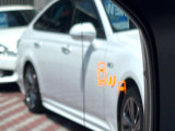 【ブラインドスポットモニター】走行中、ドアミラーの死角になりやすい箇所に後続車が接近するとサイドミラーのレンズに警告を表示!ドライバーに注意喚起をしてくれます。