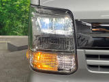 【LEDヘッドライト】悪天候や夜間走行時も良好な視界を確保し安心して運転できる高輝度LEDヘッドライトを装備!点灯速度が早く、消費電力も抑えられています。