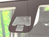 【エマージェンシーブレーキ】走行中に前方の車両等を認識し、衝突しそうな時は警報とブレーキで衝突回避と被害軽減をアシスト。より安全にドライブをお楽しみいただけます。