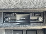 ◆【ETC2.0(DSRC/ITSスポット)】ETCカードを挿入すれば料金所はノンストップで通過できます。ETC限定の割引や、高速道路の情報提供サービスを利用できます。