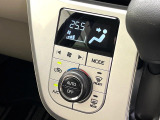 【オートエアコン】一度お好みの温度に設定すれば、車内の温度を検知し風量や温度を自動で調整。暑い&hellip;寒い&hellip;と何度もスイッチ操作をする必要はありません。快適な車内空間には必須の機能ですね♪