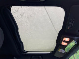 【ガラスルーフ】ガラスルーフ搭載で車内の解放感が一気にアップ!開放的なドライブをお楽しみいただけます。