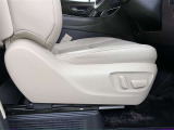 パワーシート搭載。微妙な調整が手軽にでき、最適なポジションで運転することが可能です。