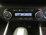 オートエアコンを装備しています。室内の温度を設定すると、センサーが室温を感知して、温度、風量を自動的にコントロールし、快適な空間にしてくれます。