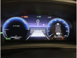 カラーヘッドアップディスプレイ付き。少ない視線移動で情報を確認できるので、運転の疲労軽減に繋がりますよ♪