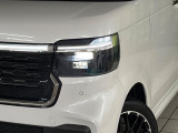 【LEDヘッドライト】悪天候や夜間走行時も良好な視界を確保し安心して運転できる高輝度LEDヘッドライトを装備!点灯速度が早く、消費電力も抑えられています。