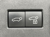 【パワーバックドア】スマートキーや運転席のボタンを押すだけでリアゲートが自動で開閉します!荷物を持っている時や、高い位置にあるバックドアを閉める際に便利な機能です♪