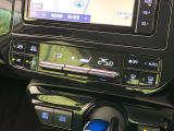 【オートエアコン】一度お好みの温度に設定すれば、車内の温度を検知し風量や温度を自動で調整。暑い&hellip;寒い&hellip;と何度もスイッチ操作をする必要はありません。快適な車内空間には必須の機能ですね♪
