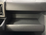 助手席側のインパネトレイは大きくてボックスティッシュも置けます!