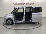 【まるごとクリーニング】シートを取り外し、車内を徹底洗浄。隅々まで丁寧に仕上げています。