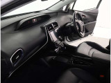 シックな色使いの運転席周りですね。すっきりとしたデザインで上品な色使いです。居心地の良い運転席長く座ってられるリラックスできるデザインがいいですね。