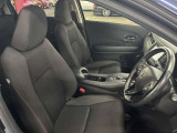 運転席の画像です。足元やシートまわりに余裕があり、リラックスした姿勢で運転が可能です。視界も良好で操作系へのアクセスもしやすく、快適で安心感のあるドライブをサポートします。