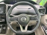 インテリアに合わせたデザインのステアリングは、運転される方のことも考え、運転しやすい形状、大きさです。是非一度、実際に触ってお確かめください。