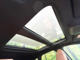 【パノラマルーフ】大型のガラスルーフ搭載で車内の解放感が一気にアップ!開放的なドライブをお楽しみいただけます。