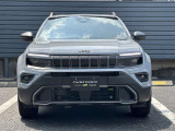 Jeepの象徴7スロットグリルがインパクトあります。フロントに障害物センサーを標準装備しております。