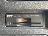 ◆【ETC】有料道路を利用する際に料金所で停止することなく通過できる、ETC車載器(ノンストップ自動料金収受システム機器)が装備されています。セットアップを行うことで利用可能になります。