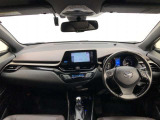 シンプルながら機能性あふれる運転席廻りです。視界性もよく、運転しやすいですよ。
