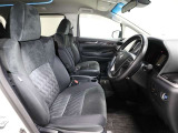 ゆったり室内で運転もしやすいです♪使い勝手の良い配置も考えられています!!