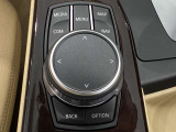 iDriveコントローラー シンプルかつ直観的な操作で、コントロール・ディスプレイに表示されるさまざまな機能を設定できます。