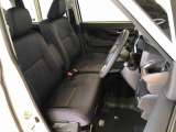 運転席の座面高さを調整できるシートリフターが付いています。フロントシートはベンチシートを採用で、座面も広く使い勝手もいいですよ♪