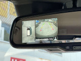 車両周囲の状況をルームミラー部に映し出すシステムで4つのカメラで撮影した映像を車両の上から見下ろした表示を映し出し駐車や狭い場所での運転をサポートします