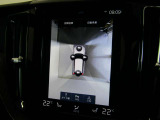 360&deg;カメラが駐車場での運転操作をサポートします。